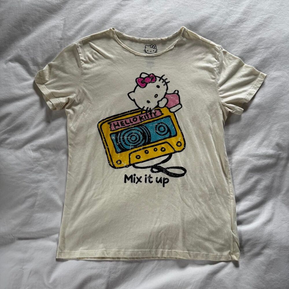 Sanrio Women's Cream and White T-shirt